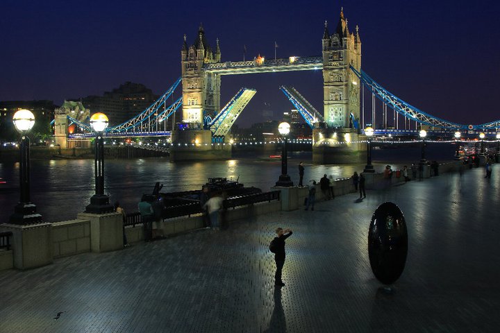 Questione di gusti (sottotitolo la maga dell'occhio fotografico) (Tower bridge).jpg